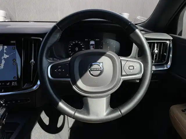 ボルボ Ｖ６０ T5 モメンタム 長野県 2019(令1)年 7.3万km 黒 茶革シート/インテリセーフ/ＡＣＣ/衝突軽減Ｂ/ＬＫＡ/ＢＬＩＳ/パーキングアシスト/純正ナビＴＶ/Ｂカメラ/AppleＣａｒＰｌａｙ/AndroidAuto/パワーシート／ヒーター/パワーバックＤ/スマートキー/純正１７ＡＷ/ＬＥＤヘッドライト