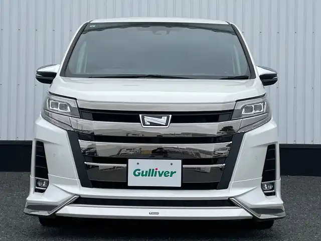 トヨタ ノア Si ダブルバイビーⅢ 千葉県 2021(令3)年 3.3万km ホワイトパールクリスタルシャイン モデリスタエアロ/純正10インチナビ/(フルセグTV/BT/CD/DVD/FM/AM)/バックカメラ/社外デジタルインナーミラー型前後ドラレコ/純正12インチフリップダウンモニター/衝突被害軽減システム/車線逸脱警報/クルーズコントロール/ハーフレザーシート/両側パワースライドドア/横滑り防止装置/ビルトインETC2.0/アイドリングストップ/LEDヘッドライト/フォグランプ/オートライト/ウィンカーミラー/電動格納ミラー/純正16インチAW/シートリフター/プッシュスタート/スマートキー/フロアマット/取扱説明書/保証書