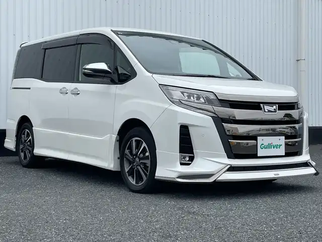 トヨタ ノア Si ダブルバイビーⅢ 千葉県 2021(令3)年 3.3万km ホワイトパールクリスタルシャイン モデリスタエアロ/純正10インチナビ/(フルセグTV/BT/CD/DVD/FM/AM)/バックカメラ/社外デジタルインナーミラー型前後ドラレコ/純正12インチフリップダウンモニター/衝突被害軽減システム/車線逸脱警報/クルーズコントロール/ハーフレザーシート/両側パワースライドドア/横滑り防止装置/ビルトインETC2.0/アイドリングストップ/LEDヘッドライト/フォグランプ/オートライト/ウィンカーミラー/電動格納ミラー/純正16インチAW/シートリフター/プッシュスタート/スマートキー/フロアマット/取扱説明書/保証書