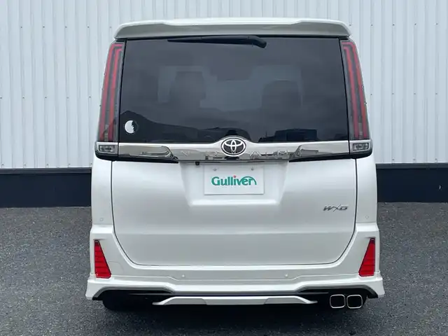 トヨタ ノア Si ダブルバイビーⅢ 千葉県 2021(令3)年 3.3万km ホワイトパールクリスタルシャイン モデリスタエアロ/純正10インチナビ/(フルセグTV/BT/CD/DVD/FM/AM)/バックカメラ/社外デジタルインナーミラー型前後ドラレコ/純正12インチフリップダウンモニター/衝突被害軽減システム/車線逸脱警報/クルーズコントロール/ハーフレザーシート/両側パワースライドドア/横滑り防止装置/ビルトインETC2.0/アイドリングストップ/LEDヘッドライト/フォグランプ/オートライト/ウィンカーミラー/電動格納ミラー/純正16インチAW/シートリフター/プッシュスタート/スマートキー/フロアマット/取扱説明書/保証書