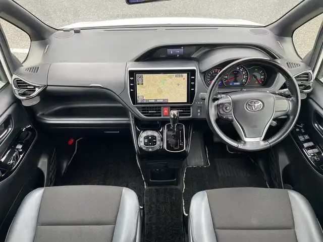 トヨタ ノア Si ダブルバイビーⅢ 千葉県 2021(令3)年 3.3万km ホワイトパールクリスタルシャイン モデリスタエアロ/純正10インチナビ/(フルセグTV/BT/CD/DVD/FM/AM)/バックカメラ/社外デジタルインナーミラー型前後ドラレコ/純正12インチフリップダウンモニター/衝突被害軽減システム/車線逸脱警報/クルーズコントロール/ハーフレザーシート/両側パワースライドドア/横滑り防止装置/ビルトインETC2.0/アイドリングストップ/LEDヘッドライト/フォグランプ/オートライト/ウィンカーミラー/電動格納ミラー/純正16インチAW/シートリフター/プッシュスタート/スマートキー/フロアマット/取扱説明書/保証書