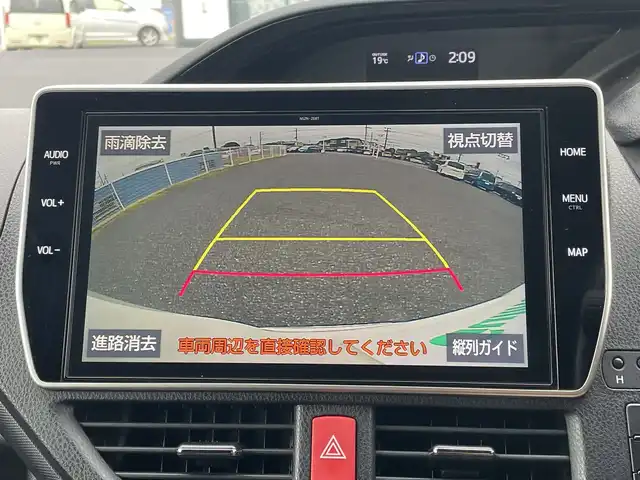 トヨタ ノア Si ダブルバイビーⅢ 千葉県 2021(令3)年 3.3万km ホワイトパールクリスタルシャイン モデリスタエアロ/純正10インチナビ/(フルセグTV/BT/CD/DVD/FM/AM)/バックカメラ/社外デジタルインナーミラー型前後ドラレコ/純正12インチフリップダウンモニター/衝突被害軽減システム/車線逸脱警報/クルーズコントロール/ハーフレザーシート/両側パワースライドドア/横滑り防止装置/ビルトインETC2.0/アイドリングストップ/LEDヘッドライト/フォグランプ/オートライト/ウィンカーミラー/電動格納ミラー/純正16インチAW/シートリフター/プッシュスタート/スマートキー/フロアマット/取扱説明書/保証書