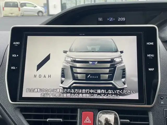トヨタ ノア Si ダブルバイビーⅢ 千葉県 2021(令3)年 3.3万km ホワイトパールクリスタルシャイン モデリスタエアロ/純正10インチナビ/(フルセグTV/BT/CD/DVD/FM/AM)/バックカメラ/社外デジタルインナーミラー型前後ドラレコ/純正12インチフリップダウンモニター/衝突被害軽減システム/車線逸脱警報/クルーズコントロール/ハーフレザーシート/両側パワースライドドア/横滑り防止装置/ビルトインETC2.0/アイドリングストップ/LEDヘッドライト/フォグランプ/オートライト/ウィンカーミラー/電動格納ミラー/純正16インチAW/シートリフター/プッシュスタート/スマートキー/フロアマット/取扱説明書/保証書