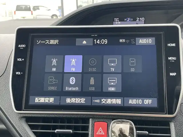 トヨタ ノア Si ダブルバイビーⅢ 千葉県 2021(令3)年 3.3万km ホワイトパールクリスタルシャイン モデリスタエアロ/純正10インチナビ/(フルセグTV/BT/CD/DVD/FM/AM)/バックカメラ/社外デジタルインナーミラー型前後ドラレコ/純正12インチフリップダウンモニター/衝突被害軽減システム/車線逸脱警報/クルーズコントロール/ハーフレザーシート/両側パワースライドドア/横滑り防止装置/ビルトインETC2.0/アイドリングストップ/LEDヘッドライト/フォグランプ/オートライト/ウィンカーミラー/電動格納ミラー/純正16インチAW/シートリフター/プッシュスタート/スマートキー/フロアマット/取扱説明書/保証書