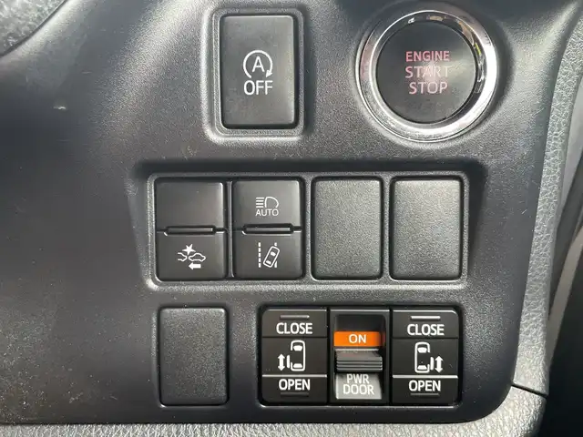 トヨタ ノア Si ダブルバイビーⅢ 千葉県 2021(令3)年 3.3万km ホワイトパールクリスタルシャイン モデリスタエアロ/純正10インチナビ/(フルセグTV/BT/CD/DVD/FM/AM)/バックカメラ/社外デジタルインナーミラー型前後ドラレコ/純正12インチフリップダウンモニター/衝突被害軽減システム/車線逸脱警報/クルーズコントロール/ハーフレザーシート/両側パワースライドドア/横滑り防止装置/ビルトインETC2.0/アイドリングストップ/LEDヘッドライト/フォグランプ/オートライト/ウィンカーミラー/電動格納ミラー/純正16インチAW/シートリフター/プッシュスタート/スマートキー/フロアマット/取扱説明書/保証書