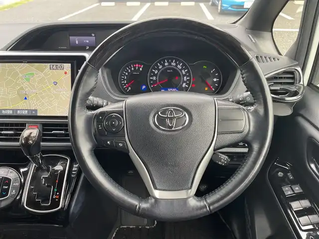 トヨタ ノア Si ダブルバイビーⅢ 千葉県 2021(令3)年 3.3万km ホワイトパールクリスタルシャイン モデリスタエアロ/純正10インチナビ/(フルセグTV/BT/CD/DVD/FM/AM)/バックカメラ/社外デジタルインナーミラー型前後ドラレコ/純正12インチフリップダウンモニター/衝突被害軽減システム/車線逸脱警報/クルーズコントロール/ハーフレザーシート/両側パワースライドドア/横滑り防止装置/ビルトインETC2.0/アイドリングストップ/LEDヘッドライト/フォグランプ/オートライト/ウィンカーミラー/電動格納ミラー/純正16インチAW/シートリフター/プッシュスタート/スマートキー/フロアマット/取扱説明書/保証書