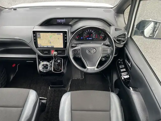 トヨタ ノア Si ダブルバイビーⅢ 千葉県 2021(令3)年 3.3万km ホワイトパールクリスタルシャイン モデリスタエアロ/純正10インチナビ/(フルセグTV/BT/CD/DVD/FM/AM)/バックカメラ/社外デジタルインナーミラー型前後ドラレコ/純正12インチフリップダウンモニター/衝突被害軽減システム/車線逸脱警報/クルーズコントロール/ハーフレザーシート/両側パワースライドドア/横滑り防止装置/ビルトインETC2.0/アイドリングストップ/LEDヘッドライト/フォグランプ/オートライト/ウィンカーミラー/電動格納ミラー/純正16インチAW/シートリフター/プッシュスタート/スマートキー/フロアマット/取扱説明書/保証書