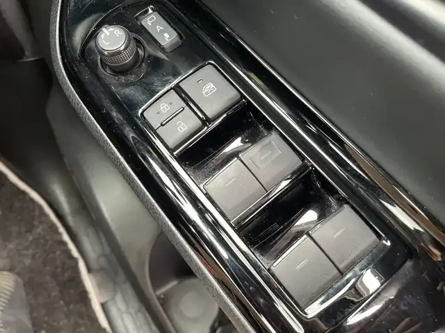 トヨタ ノア Si ダブルバイビーⅢ 千葉県 2021(令3)年 3.3万km ホワイトパールクリスタルシャイン モデリスタエアロ/純正10インチナビ/(フルセグTV/BT/CD/DVD/FM/AM)/バックカメラ/社外デジタルインナーミラー型前後ドラレコ/純正12インチフリップダウンモニター/衝突被害軽減システム/車線逸脱警報/クルーズコントロール/ハーフレザーシート/両側パワースライドドア/横滑り防止装置/ビルトインETC2.0/アイドリングストップ/LEDヘッドライト/フォグランプ/オートライト/ウィンカーミラー/電動格納ミラー/純正16インチAW/シートリフター/プッシュスタート/スマートキー/フロアマット/取扱説明書/保証書