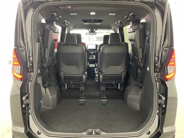 トヨタ ノア ハイブリッド S－Z 兵庫県 2024(令6)年 0.7万km アティチュードブラックマイカ ・純正ナビ機能付きディスプレイオーディオ/・AM・FM・CD・DVD・USB・MiraCast/・フルセグTV/・BT/・バックカメラ/・前席シートヒーター/・前後ドライブレコーダー/・Apple Car Play・AndroidAuto/・ビルトインETC2.0/・両側パワースライドドア/・純正フリップダウンモニター/・デジタルインナーミラー/・左右独立エアコン/・後席エアコン/・電子パーキングブレーキ/・オートホールド/・AC100V/・トヨタセーフティセンス/レーンディパーチャーアラート/プリクラッシュセーフティ/プロアクティブドライビングアシスト/パーキングサポートブレーキ/ヘッドアップディスプレイ/ロードサインアシスト/レーダークルーズコントロール/オートマチックハイビーム/発進遅れ告知/後退速度抑制/・ヘッドライトレベライザー/・革巻ステアリング/・ステアリングスイッチ/・ドライブモード（パワー・エコ）/・オールオートパワーウィンドウ/・ウインカーミラー/・フォグランプ/・横滑り防止装置/・純正フロアマット/・純正アルミホイール/・取扱説明書/・保証書/・スペアキー