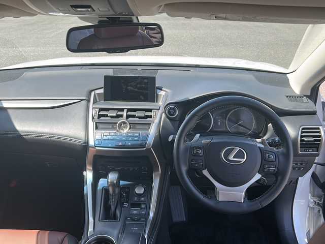 レクサス ＮＸ 300h Iパッケージ 岩手県 2014(平26)年 6.5万km ソニッククォーツ ワンオーナー/純正ナビ *CD/DVD/SD/AUX/USB/BT/ラジオ/フルセグテレビ /全方位モニター/プリクラッシュセーフティ/オートハイビーム/クルーズコントロール/ブラインドスポットモニター/コーナーセンサー /パワーバックドア/ハンドルヒーター/前席シートヒーター/前席パワーシート（D席メモリー機能付き）/AC100V電源/パドルシフト/ステアリングスイッチ/スマートキー（×2）/レザーシート/ETC/純正17inアルミホイール/純正フロアマット/純正トノカバー/LEDヘッドライト/フォグランプ/ドアバイザー