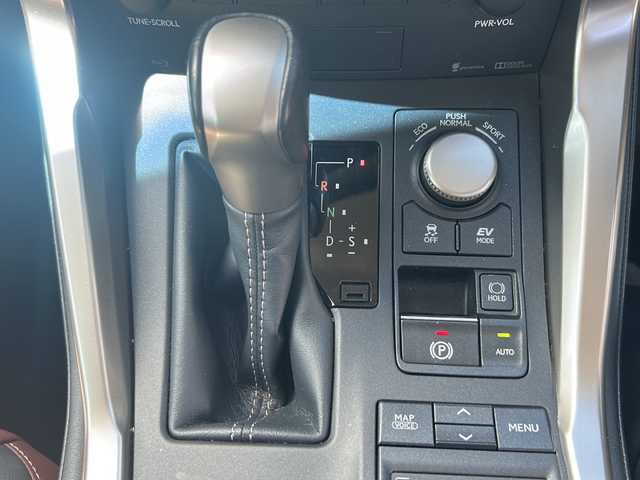 レクサス ＮＸ 300h Iパッケージ 岩手県 2014(平26)年 6.5万km ソニッククォーツ ワンオーナー/純正ナビ *CD/DVD/SD/AUX/USB/BT/ラジオ/フルセグテレビ /全方位モニター/プリクラッシュセーフティ/オートハイビーム/クルーズコントロール/ブラインドスポットモニター/コーナーセンサー /パワーバックドア/ハンドルヒーター/前席シートヒーター/前席パワーシート（D席メモリー機能付き）/AC100V電源/パドルシフト/ステアリングスイッチ/スマートキー（×2）/レザーシート/ETC/純正17inアルミホイール/純正フロアマット/純正トノカバー/LEDヘッドライト/フォグランプ/ドアバイザー