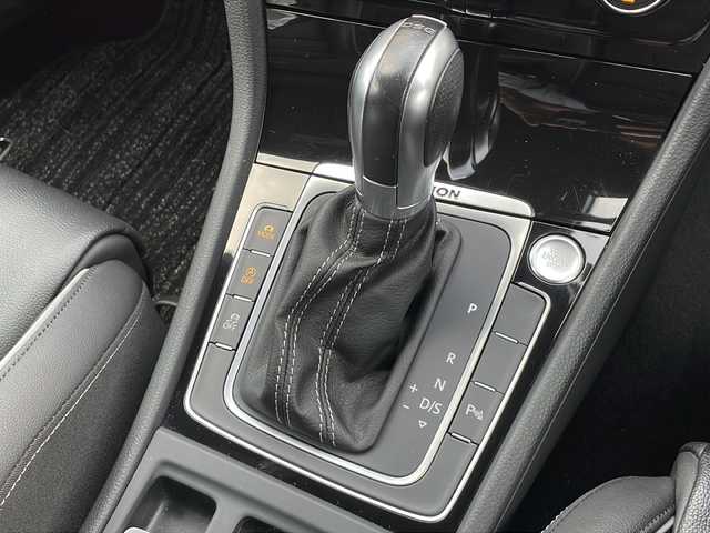 フォルクスワーゲン ゴルフ Ｒ 佐賀県 2018(平30)年 3.9万km ディープブラックパールエフェクト 純正ナビ/黒革シート/バックカメラ/純正１８インチAW/プリクラッシュブレーキ/ACC/ブラインドスポット/レーンアシスト/リアトラフィックアラート/プロアクティブ・オキュパント・プロテクション/パークアシスト/D席パワーシートメモリ機能付き/前席シートヒーター/ETC/スマートキー×２/ドライブレコーダー/パドルシフト/社外レーダー