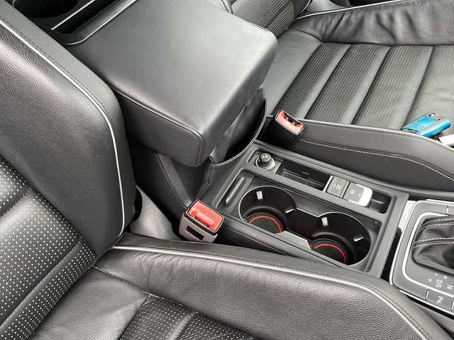 フォルクスワーゲン ゴルフ Ｒ 佐賀県 2018(平30)年 3.9万km ディープブラックパールエフェクト 純正ナビ/黒革シート/バックカメラ/純正１８インチAW/プリクラッシュブレーキ/ACC/ブラインドスポット/レーンアシスト/リアトラフィックアラート/プロアクティブ・オキュパント・プロテクション/パークアシスト/D席パワーシートメモリ機能付き/前席シートヒーター/ETC/スマートキー×２/ドライブレコーダー/パドルシフト/社外レーダー