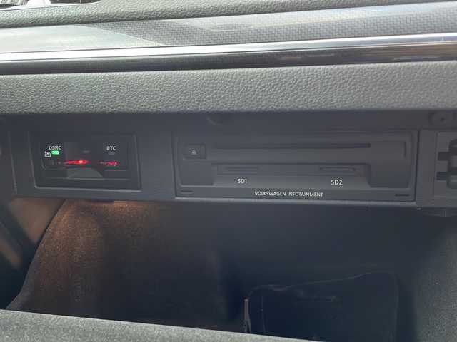 フォルクスワーゲン ゴルフ Ｒ 佐賀県 2018(平30)年 3.9万km ディープブラックパールエフェクト 純正ナビ/黒革シート/バックカメラ/純正１８インチAW/プリクラッシュブレーキ/ACC/ブラインドスポット/レーンアシスト/リアトラフィックアラート/プロアクティブ・オキュパント・プロテクション/パークアシスト/D席パワーシートメモリ機能付き/前席シートヒーター/ETC/スマートキー×２/ドライブレコーダー/パドルシフト/社外レーダー