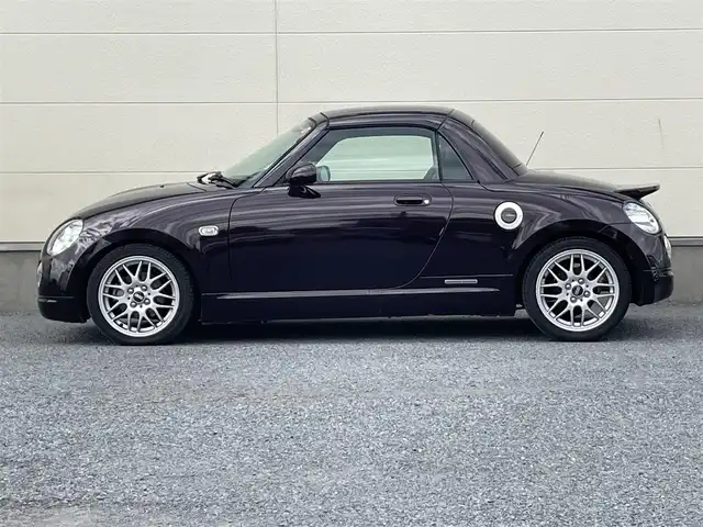 ダイハツ コペン ULTIMATE Ⅱ メモリアル 茨城県 2007(平19)年 8.4万km ダークレッドマイカ 100周年記念特別仕様車/社外メモリナビ/（フルセグＴＶ／Ｂｌｕｅｔｏｏｔｈ／ＤＶＤ／ＣＤ／ＦＭ／ＡＭ）/電動ルーフ/社外ＢＢＳアルミホイール/サクラムマフラーキット/レカロシート/MOMO製ステアリング/DSPORTカーボンタワーバー/ピボットマルチメーター（回転数・ブースト・水温）/シートヒーター/ETC/純正フロアマット/キーレス