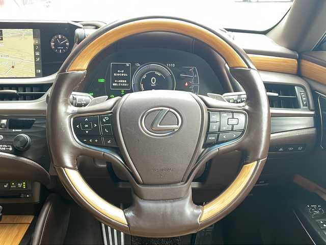 レクサス ＥＳ 300h バージョンL 広島県 2019(令1)年 7.4万km グラファイトブラックガラスフレーク 禁煙/マークレビンソン/レクサスセーフティシステム+/・プリクラッシュセーフティ/・レーンディパーチャーアラート/・レーントレーシングアシスト/・先行車発進告知/・ロードサインアシスト/BSM/クリアランスソナー/ヘッドアップディスプレイ/サンルーフ/デジタルインナーミラー/純正ナビ/・フルセグ/CD/DVD/Blu-ray/BT/・USB/AUX/SD/サウンドトラック/パノラミックビューモニター/ウッドコンビステアリング/ステアリングスイッチ/オートライト/シートヒーター／ベンチレーション/パワーシート/シートメモリー/茶革シート/純正ドライブレコーダー/ＥＴＣ２．０/３眼ＬＥＤヘッドライト/シーケンシャルターンランプ/純正フロアマット/スマートキー/プッシュスタート/スペアキー/OPリアスポイラー/純正18インチアルミホイール