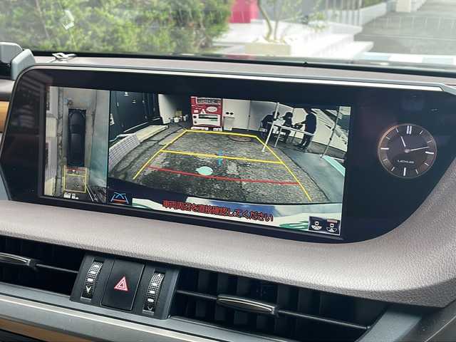 レクサス ＥＳ 300h バージョンL 広島県 2019(令1)年 7.4万km グラファイトブラックガラスフレーク 禁煙/マークレビンソン/レクサスセーフティシステム+/・プリクラッシュセーフティ/・レーンディパーチャーアラート/・レーントレーシングアシスト/・先行車発進告知/・ロードサインアシスト/BSM/クリアランスソナー/ヘッドアップディスプレイ/サンルーフ/デジタルインナーミラー/純正ナビ/・フルセグ/CD/DVD/Blu-ray/BT/・USB/AUX/SD/サウンドトラック/パノラミックビューモニター/ウッドコンビステアリング/ステアリングスイッチ/オートライト/シートヒーター／ベンチレーション/パワーシート/シートメモリー/茶革シート/純正ドライブレコーダー/ＥＴＣ２．０/３眼ＬＥＤヘッドライト/シーケンシャルターンランプ/純正フロアマット/スマートキー/プッシュスタート/スペアキー/OPリアスポイラー/純正18インチアルミホイール