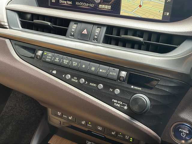 レクサス ＥＳ 300h バージョンL 広島県 2019(令1)年 7.4万km グラファイトブラックガラスフレーク 禁煙/マークレビンソン/レクサスセーフティシステム+/・プリクラッシュセーフティ/・レーンディパーチャーアラート/・レーントレーシングアシスト/・先行車発進告知/・ロードサインアシスト/BSM/クリアランスソナー/ヘッドアップディスプレイ/サンルーフ/デジタルインナーミラー/純正ナビ/・フルセグ/CD/DVD/Blu-ray/BT/・USB/AUX/SD/サウンドトラック/パノラミックビューモニター/ウッドコンビステアリング/ステアリングスイッチ/オートライト/シートヒーター／ベンチレーション/パワーシート/シートメモリー/茶革シート/純正ドライブレコーダー/ＥＴＣ２．０/３眼ＬＥＤヘッドライト/シーケンシャルターンランプ/純正フロアマット/スマートキー/プッシュスタート/スペアキー/OPリアスポイラー/純正18インチアルミホイール