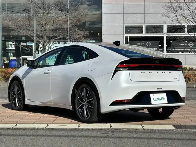 トヨタ プリウス Z 福島県 2023(令5)年 2万km プラチナホワイトパールマイカ ワンオーナー/4WD/Wサンルーフ/予防安全パッケージ/・プリクラッシュセーフティ/・レーダークルーズコントロール/・ロードサインアシスト/・レーンディパーチャーアラート/・オートマチックハイビーム/純正12.3インチコネクティッドナビゲーション/ブラインドスポットモニター/パノラミックビューモニター/純正デジタルインナーミラー/パワーバックドア/レザーシート/・運転席メモリ機能付きパワーシート/・前席シートヒーター/・前席エアシート/革巻きステアリング/・ステアリングヒーター/・ステアリングリモコン/スマートキー/・プッシュスタート/・スペアキー/LEDヘッドライト/・オートライト/・オートハイビーム/・フォグランプ/新車時保証書/取扱説明書
