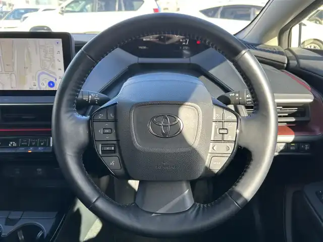 トヨタ プリウス Z 福島県 2023(令5)年 2万km プラチナホワイトパールマイカ ワンオーナー/4WD/Wサンルーフ/予防安全パッケージ/・プリクラッシュセーフティ/・レーダークルーズコントロール/・ロードサインアシスト/・レーンディパーチャーアラート/・オートマチックハイビーム/純正12.3インチコネクティッドナビゲーション/ブラインドスポットモニター/パノラミックビューモニター/純正デジタルインナーミラー/パワーバックドア/レザーシート/・運転席メモリ機能付きパワーシート/・前席シートヒーター/・前席エアシート/革巻きステアリング/・ステアリングヒーター/・ステアリングリモコン/スマートキー/・プッシュスタート/・スペアキー/LEDヘッドライト/・オートライト/・オートハイビーム/・フォグランプ/新車時保証書/取扱説明書