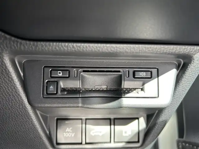 トヨタ プリウス Z 福島県 2023(令5)年 2万km プラチナホワイトパールマイカ ワンオーナー/4WD/Wサンルーフ/予防安全パッケージ/・プリクラッシュセーフティ/・レーダークルーズコントロール/・ロードサインアシスト/・レーンディパーチャーアラート/・オートマチックハイビーム/純正12.3インチコネクティッドナビゲーション/ブラインドスポットモニター/パノラミックビューモニター/純正デジタルインナーミラー/パワーバックドア/レザーシート/・運転席メモリ機能付きパワーシート/・前席シートヒーター/・前席エアシート/革巻きステアリング/・ステアリングヒーター/・ステアリングリモコン/スマートキー/・プッシュスタート/・スペアキー/LEDヘッドライト/・オートライト/・オートハイビーム/・フォグランプ/新車時保証書/取扱説明書