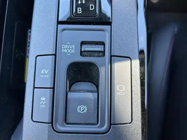 トヨタ プリウス Z 福島県 2023(令5)年 2万km プラチナホワイトパールマイカ ワンオーナー/4WD/Wサンルーフ/予防安全パッケージ/・プリクラッシュセーフティ/・レーダークルーズコントロール/・ロードサインアシスト/・レーンディパーチャーアラート/・オートマチックハイビーム/純正12.3インチコネクティッドナビゲーション/ブラインドスポットモニター/パノラミックビューモニター/純正デジタルインナーミラー/パワーバックドア/レザーシート/・運転席メモリ機能付きパワーシート/・前席シートヒーター/・前席エアシート/革巻きステアリング/・ステアリングヒーター/・ステアリングリモコン/スマートキー/・プッシュスタート/・スペアキー/LEDヘッドライト/・オートライト/・オートハイビーム/・フォグランプ/新車時保証書/取扱説明書