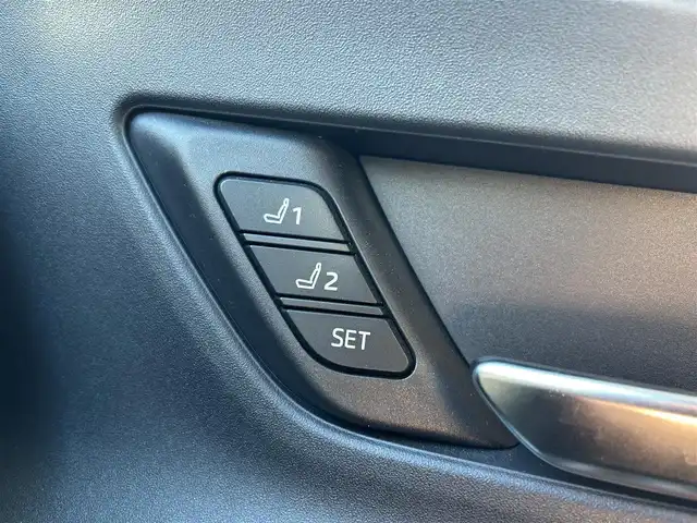 トヨタ プリウス Z 福島県 2023(令5)年 2万km プラチナホワイトパールマイカ ワンオーナー/4WD/Wサンルーフ/予防安全パッケージ/・プリクラッシュセーフティ/・レーダークルーズコントロール/・ロードサインアシスト/・レーンディパーチャーアラート/・オートマチックハイビーム/純正12.3インチコネクティッドナビゲーション/ブラインドスポットモニター/パノラミックビューモニター/純正デジタルインナーミラー/パワーバックドア/レザーシート/・運転席メモリ機能付きパワーシート/・前席シートヒーター/・前席エアシート/革巻きステアリング/・ステアリングヒーター/・ステアリングリモコン/スマートキー/・プッシュスタート/・スペアキー/LEDヘッドライト/・オートライト/・オートハイビーム/・フォグランプ/新車時保証書/取扱説明書