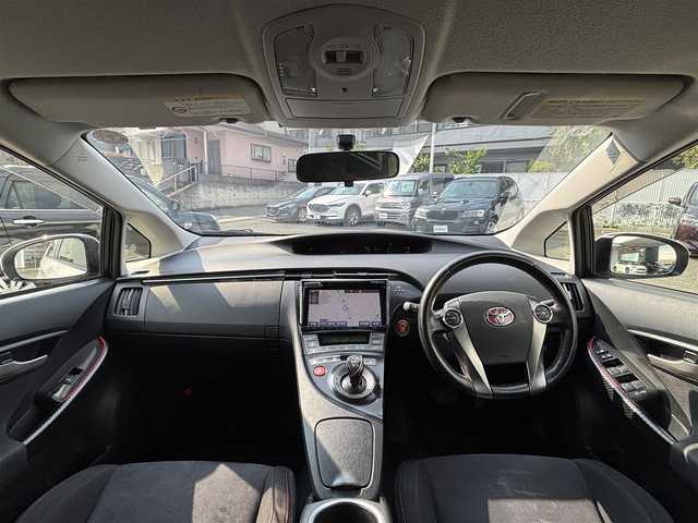 トヨタ プリウス S 熊本県 2012(平24)年 12.8万km ホワイトパールクリスタルシャイン G’s仕様フロントバンパー/純正メモリナビ（NSZT-Y64T）/【フルセグTV/Bluetooth/CD/DVD】/バックカメラ/クルーズコントロール/G’s仕様18インチAW/オートライト/スマートキー/プッシュスタート/革巻きステアリング/純正フロアマット/ビルトインETC/ステアリングスイッチ/盗難防止装置/スペアキー/保証書/取扱説明書