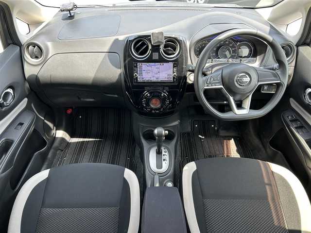 日産 ノート X DIG－S 滋賀県 2017(平29)年 5.3万km ダークメタルグレー ガソリン/2WD(FF)/CVT/7インチ純正ナビ【MM316D-W】/(FM/AM/CD/DVD/フルセグ/Bluetooth)/アラウンドビューモニター/バックカメラ/ETC/前ドライブレコーダー/スマートルームミラー/ＴＶキャンセラー/レーダー受信機/積み込み冬タイヤ/プリクラッシュブレーキアシスト	/レーンキープアシスト	/電動格納ミラー/アイドリングストップ/ステアリングスイッチ/オートライト/LEDヘッドライト/フルオートエアコン/スマートキー/スペアキー/プッシュスタート/純正フロアマット