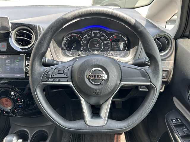 日産 ノート X DIG－S 滋賀県 2017(平29)年 5.3万km ダークメタルグレー ガソリン/2WD(FF)/CVT/7インチ純正ナビ【MM316D-W】/(FM/AM/CD/DVD/フルセグ/Bluetooth)/アラウンドビューモニター/バックカメラ/ETC/前ドライブレコーダー/スマートルームミラー/ＴＶキャンセラー/レーダー受信機/積み込み冬タイヤ/プリクラッシュブレーキアシスト	/レーンキープアシスト	/電動格納ミラー/アイドリングストップ/ステアリングスイッチ/オートライト/LEDヘッドライト/フルオートエアコン/スマートキー/スペアキー/プッシュスタート/純正フロアマット
