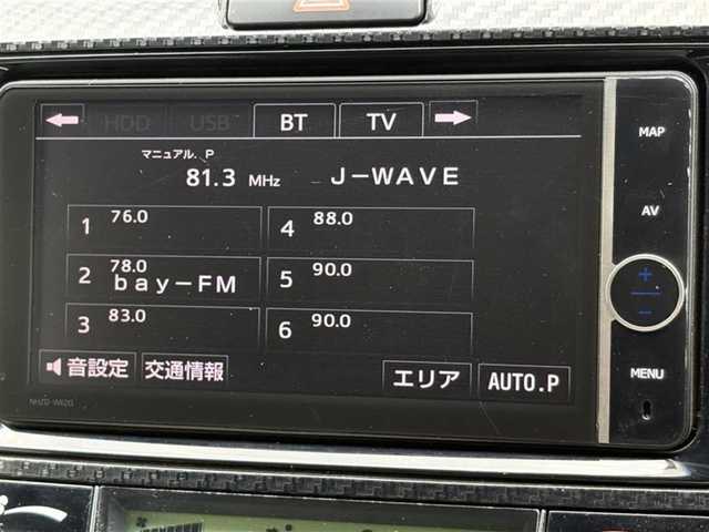 トヨタ カローラ フィールダー ハイブリッドG 埼玉県 2014(平26)年 11.7万km ブラックマイカ (株)IDOMが運営する【じしゃロン鳩ヶ谷店】の自社ローン専用車両になりますこちらは現金またはオートローンご利用時の価格です。自社ローンご希望の方は別途その旨お申付け下さい/登録時116140km/純正HDDナビ（NHZD-W62G）/　AM/FM/CD/DVD/MSV/BT/フルセグTV /バックカメラ/プッシュスタート/スマートキーx2/革巻きステアリング/ステアリングスイッチ/ビルトインETC/純正フルエアロ/純正15インチAW/革調シートカバー/ナノイー搭載エアコン/プラズマクラスター/フォグランプ/ルーフレール/電動格納機能付きメッキウインカーミラー/オールオートパワーウィンドウ/ドアバイザー/フロアマット/ISOFIX/保証書/取扱説明書