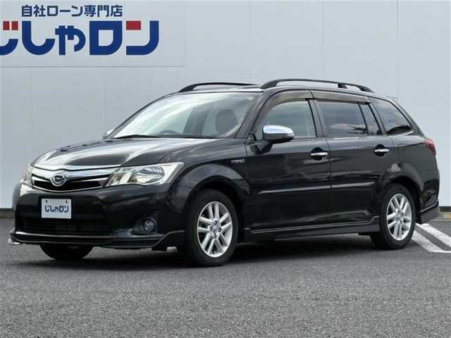 トヨタ カローラ フィールダー ハイブリッドG 埼玉県 2014(平26)年 11.7万km ブラックマイカ (株)IDOMが運営する【じしゃロン鳩ヶ谷店】の自社ローン専用車両になりますこちらは現金またはオートローンご利用時の価格です。自社ローンご希望の方は別途その旨お申付け下さい/登録時116140km/純正HDDナビ（NHZD-W62G）/　AM/FM/CD/DVD/MSV/BT/フルセグTV /バックカメラ/プッシュスタート/スマートキーx2/革巻きステアリング/ステアリングスイッチ/ビルトインETC/純正フルエアロ/純正15インチAW/革調シートカバー/ナノイー搭載エアコン/プラズマクラスター/フォグランプ/ルーフレール/電動格納機能付きメッキウインカーミラー/オールオートパワーウィンドウ/ドアバイザー/フロアマット/ISOFIX/保証書/取扱説明書