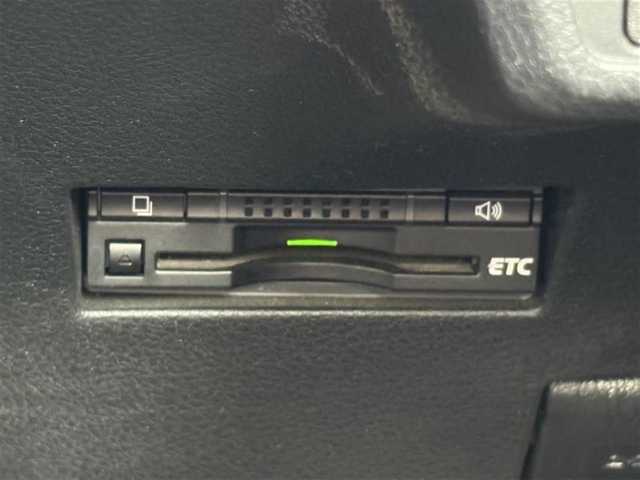 トヨタ カローラ フィールダー ハイブリッドG 埼玉県 2014(平26)年 11.7万km ブラックマイカ (株)IDOMが運営する【じしゃロン鳩ヶ谷店】の自社ローン専用車両になりますこちらは現金またはオートローンご利用時の価格です。自社ローンご希望の方は別途その旨お申付け下さい/登録時116140km/純正HDDナビ（NHZD-W62G）/　AM/FM/CD/DVD/MSV/BT/フルセグTV /バックカメラ/プッシュスタート/スマートキーx2/革巻きステアリング/ステアリングスイッチ/ビルトインETC/純正フルエアロ/純正15インチAW/革調シートカバー/ナノイー搭載エアコン/プラズマクラスター/フォグランプ/ルーフレール/電動格納機能付きメッキウインカーミラー/オールオートパワーウィンドウ/ドアバイザー/フロアマット/ISOFIX/保証書/取扱説明書
