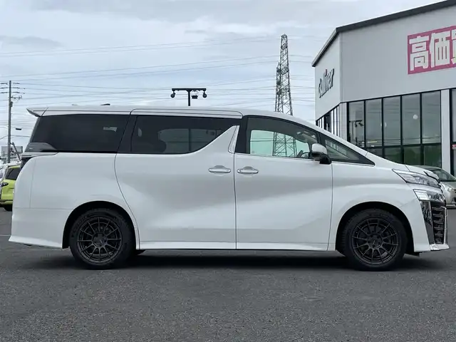 トヨタ ヴェルファイア ZG 道央・札幌 2018(平30)年 8.9万km ホワイトパールクリスタルシャイン ４WD/寒冷地仕様/純正ディーラーOPナビ/トヨタセーフティセンス/プリクラッシュセーフティ/横滑り防止装置/レーダークルーズコントロール/レーンキープアシスト/クリアランスソナー/バックカメラ/ビルトインETC2.0/ドライブレコーダー/アイドリングストップ/両側パワースライドドア/パワーバックドア/前席/２列目パワーシート/D席メモリーシート/前席シートヒーター/前席エアシート/N席/２列目オットマン/レザーシート/ステアリングリモコン/ハンドルヒーター/デジタルインナーミラー/電動パーキング/ブレーキホールド/プッシュスタート/スマートキー/LEDヘッドライト/オートライト/オートハイビーム/フォグランプ/電動格納ミラー/ウィンカーミラー/純正フロアマット/スペアキー/純正AW付冬タイヤ積込/235/50/R18/2022年/山8mm