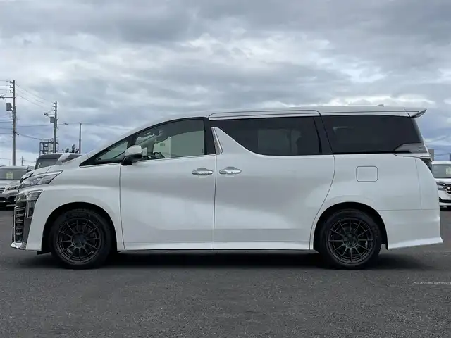 トヨタ ヴェルファイア ZG 道央・札幌 2018(平30)年 8.9万km ホワイトパールクリスタルシャイン ４WD/寒冷地仕様/純正ディーラーOPナビ/トヨタセーフティセンス/プリクラッシュセーフティ/横滑り防止装置/レーダークルーズコントロール/レーンキープアシスト/クリアランスソナー/バックカメラ/ビルトインETC2.0/ドライブレコーダー/アイドリングストップ/両側パワースライドドア/パワーバックドア/前席/２列目パワーシート/D席メモリーシート/前席シートヒーター/前席エアシート/N席/２列目オットマン/レザーシート/ステアリングリモコン/ハンドルヒーター/デジタルインナーミラー/電動パーキング/ブレーキホールド/プッシュスタート/スマートキー/LEDヘッドライト/オートライト/オートハイビーム/フォグランプ/電動格納ミラー/ウィンカーミラー/純正フロアマット/スペアキー/純正AW付冬タイヤ積込/235/50/R18/2022年/山8mm