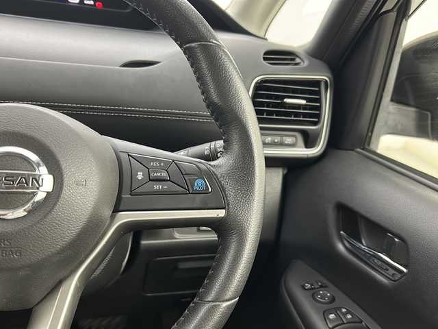 日産 セレナ ハイウェイスターVセレクションⅡ 宮城県 2017(平29)年 6.2万km ダイヤモンドブラック 禁煙車/プロパイロット/エマージェンシーブレーキ/車線逸脱警報/アラウンドビューモニター/パーキングアシスト/純正フリップダウンモニター/純正9インチナビ/・CD.DVD.SD.BT/フルセグTV/両側パワースライドドア/純正ドライブレコーダー（F）/ビルトインETC/アイドリングストップ/横滑り防止装置/LEDヘッドライト/フォグランプ/プッシュスタート/スマートキー/電動パーキングブレーキ/オートホールド/純正16インチアルミホイール/純正フロアマット/後席ロールサンシェード/シートバックテーブル