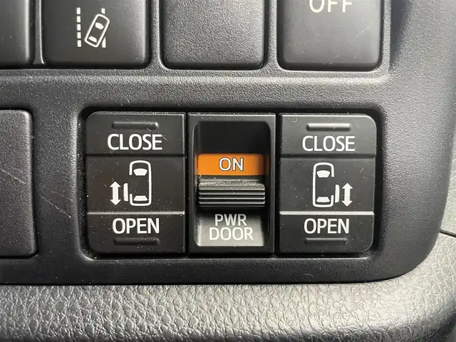 トヨタ ノア ハイブリッド Si ダブルバイビー 鹿児島県 2018(平30)年 8.6万km ホワイトパールクリスタルシャイン 禁煙車/トヨタセーフティセンスC/　・プリクラッシュセーフティ/　・レーンディバーチャーアラート/　・オートマチックハイビーム/先行車発進告知機能/クルーズコントロール(追従走行無し)/純正9型ナビ/　・Bluetooth/　・フルセグTV/　・CD/DVD/　・AM/FM/純正後席モニター/両側パワースライドドア/ETC/モデリスタエアロ/全席オートパワーウィンドウ/純正フロアマット/電動格納ミラー/ステアリングリモコン