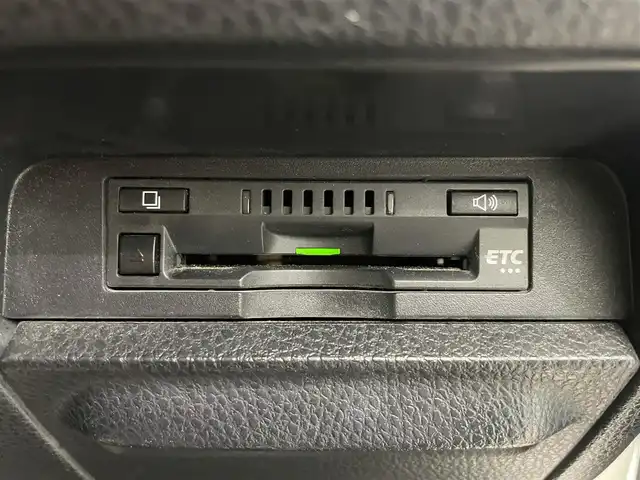 トヨタ ノア ハイブリッド Si ダブルバイビー 鹿児島県 2018(平30)年 8.6万km ホワイトパールクリスタルシャイン 禁煙車/トヨタセーフティセンスC/　・プリクラッシュセーフティ/　・レーンディバーチャーアラート/　・オートマチックハイビーム/先行車発進告知機能/クルーズコントロール(追従走行無し)/純正9型ナビ/　・Bluetooth/　・フルセグTV/　・CD/DVD/　・AM/FM/純正後席モニター/両側パワースライドドア/ETC/モデリスタエアロ/全席オートパワーウィンドウ/純正フロアマット/電動格納ミラー/ステアリングリモコン