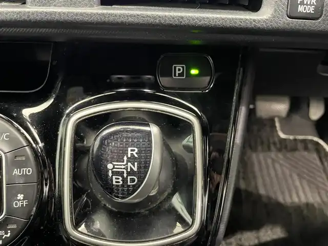 トヨタ ノア ハイブリッド Si ダブルバイビー 鹿児島県 2018(平30)年 8.6万km ホワイトパールクリスタルシャイン 禁煙車/トヨタセーフティセンスC/　・プリクラッシュセーフティ/　・レーンディバーチャーアラート/　・オートマチックハイビーム/先行車発進告知機能/クルーズコントロール(追従走行無し)/純正9型ナビ/　・Bluetooth/　・フルセグTV/　・CD/DVD/　・AM/FM/純正後席モニター/両側パワースライドドア/ETC/モデリスタエアロ/全席オートパワーウィンドウ/純正フロアマット/電動格納ミラー/ステアリングリモコン