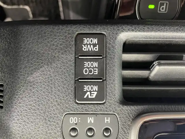 トヨタ ノア ハイブリッド Si ダブルバイビー 鹿児島県 2018(平30)年 8.6万km ホワイトパールクリスタルシャイン 禁煙車/トヨタセーフティセンスC/　・プリクラッシュセーフティ/　・レーンディバーチャーアラート/　・オートマチックハイビーム/先行車発進告知機能/クルーズコントロール(追従走行無し)/純正9型ナビ/　・Bluetooth/　・フルセグTV/　・CD/DVD/　・AM/FM/純正後席モニター/両側パワースライドドア/ETC/モデリスタエアロ/全席オートパワーウィンドウ/純正フロアマット/電動格納ミラー/ステアリングリモコン