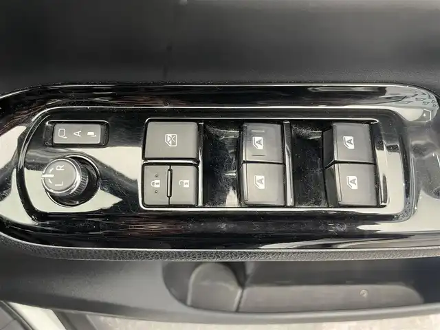 トヨタ ノア ハイブリッド Si ダブルバイビー 鹿児島県 2018(平30)年 8.6万km ホワイトパールクリスタルシャイン 禁煙車/トヨタセーフティセンスC/　・プリクラッシュセーフティ/　・レーンディバーチャーアラート/　・オートマチックハイビーム/先行車発進告知機能/クルーズコントロール(追従走行無し)/純正9型ナビ/　・Bluetooth/　・フルセグTV/　・CD/DVD/　・AM/FM/純正後席モニター/両側パワースライドドア/ETC/モデリスタエアロ/全席オートパワーウィンドウ/純正フロアマット/電動格納ミラー/ステアリングリモコン