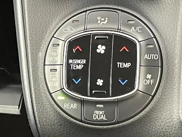 トヨタ ヴォクシー ZS 千葉県 2015(平27)年 4.6万km ブラッキッシュアゲハガラスフレーク 禁煙車/純正メモリナビ/・型番：NSZT-W64/・CD/DVD/Bluetooth/フルセグTV/・バックカメラ/・ビルトインETC/片側電動ドア/革巻きステアリング/・ステアリングスイッチ/MT付きAT/左右独立エアコン/社外フロアマット/純正ドアバイザー/純正16インチAW/オートライト/・LEDヘッドライト/・フォグランプ/電動格納ウインカーミラー