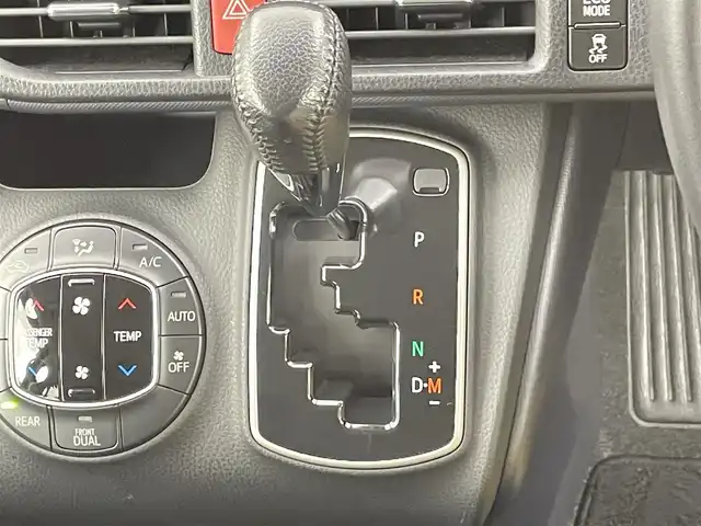 トヨタ ヴォクシー ZS 千葉県 2015(平27)年 4.6万km ブラッキッシュアゲハガラスフレーク 禁煙車/純正メモリナビ/・型番：NSZT-W64/・CD/DVD/Bluetooth/フルセグTV/・バックカメラ/・ビルトインETC/片側電動ドア/革巻きステアリング/・ステアリングスイッチ/MT付きAT/左右独立エアコン/社外フロアマット/純正ドアバイザー/純正16インチAW/オートライト/・LEDヘッドライト/・フォグランプ/電動格納ウインカーミラー