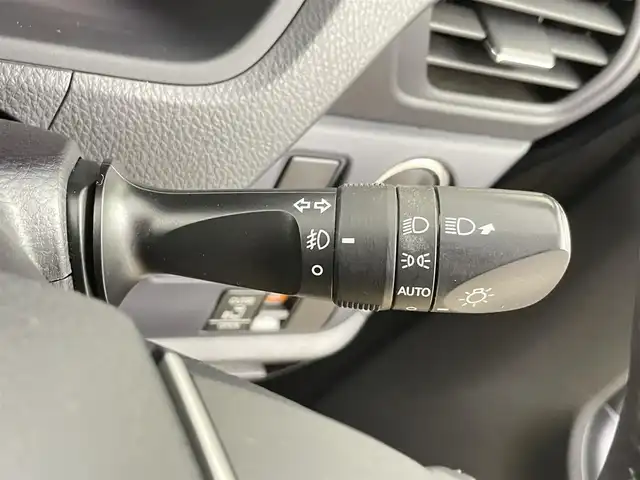 トヨタ ヴォクシー ZS 千葉県 2015(平27)年 4.6万km ブラッキッシュアゲハガラスフレーク 禁煙車/純正メモリナビ/・型番：NSZT-W64/・CD/DVD/Bluetooth/フルセグTV/・バックカメラ/・ビルトインETC/片側電動ドア/革巻きステアリング/・ステアリングスイッチ/MT付きAT/左右独立エアコン/社外フロアマット/純正ドアバイザー/純正16インチAW/オートライト/・LEDヘッドライト/・フォグランプ/電動格納ウインカーミラー