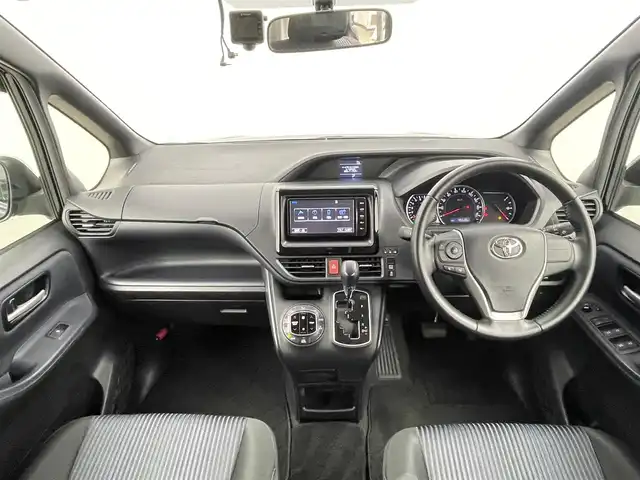 トヨタ ヴォクシー ZS 千葉県 2015(平27)年 4.6万km ブラッキッシュアゲハガラスフレーク 禁煙車/純正メモリナビ/・型番：NSZT-W64/・CD/DVD/Bluetooth/フルセグTV/・バックカメラ/・ビルトインETC/片側電動ドア/革巻きステアリング/・ステアリングスイッチ/MT付きAT/左右独立エアコン/社外フロアマット/純正ドアバイザー/純正16インチAW/オートライト/・LEDヘッドライト/・フォグランプ/電動格納ウインカーミラー