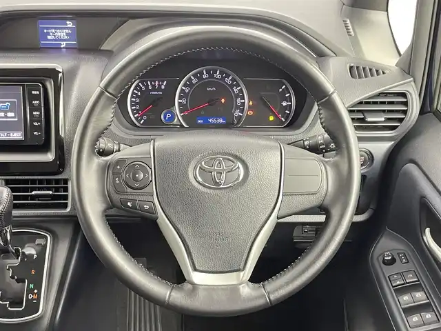 トヨタ ヴォクシー ZS 千葉県 2015(平27)年 4.6万km ブラッキッシュアゲハガラスフレーク 禁煙車/純正メモリナビ/・型番：NSZT-W64/・CD/DVD/Bluetooth/フルセグTV/・バックカメラ/・ビルトインETC/片側電動ドア/革巻きステアリング/・ステアリングスイッチ/MT付きAT/左右独立エアコン/社外フロアマット/純正ドアバイザー/純正16インチAW/オートライト/・LEDヘッドライト/・フォグランプ/電動格納ウインカーミラー
