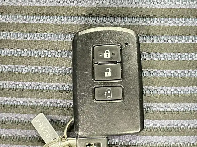 トヨタ ヴォクシー ZS 千葉県 2015(平27)年 4.6万km ブラッキッシュアゲハガラスフレーク 禁煙車/純正メモリナビ/・型番：NSZT-W64/・CD/DVD/Bluetooth/フルセグTV/・バックカメラ/・ビルトインETC/片側電動ドア/革巻きステアリング/・ステアリングスイッチ/MT付きAT/左右独立エアコン/社外フロアマット/純正ドアバイザー/純正16インチAW/オートライト/・LEDヘッドライト/・フォグランプ/電動格納ウインカーミラー