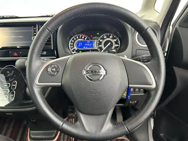 日産 デイズ ルークス ハイウェイスターX 千葉県 2019(令1)年 5.1万km ホワイトパール 禁煙車/エマージェンシーブレーキ/レーンキープアシスト/オートハイビーム/アラウンドビューモニター/片側パワースライドドア/純正メモリナビ/　CD/DVD/BT/フルセグTV/電動格納ミラー/革巻きステアリング/ステアリングスイッチ/電動格納ミラー/LEDヘッドライト/純正14インチアルミホイール