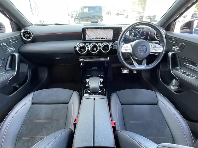 メルセデス・ベンツ Ａ１８０ スタイル AMGライン 佐賀県 2020(令2)年 2万km コスモスブラック AMGライン/純正10.25インチナビゲーション/・AM/FM/BT//・Appple Car Play/Android Auto//・アラウンドビューモニター/パノラミックスライディングルーフ/純正前後ドライブレコーダー/USB入力端子/純正18インチアルミホイール/黒ハーフレザーシート/・パワーシート「運転席/助手席」/・シートヒーター「運転席/助手席」/シートキネティック機能/スマートキー/純正フロアマット/新車保証書/取扱説明書/スペアキー1本/メルセデスベンツインテリジェントドライブ/・アクティブブレーキアシスト（衝突被害軽減ブレーキ）/・アクティブディスタンスアシスト・ディストロニック/・アクティブステアリングアシスト/・アクティブレーンキーピングアシスト/・ブラインドスポットアシスト/・アクティブエマージェンシーストップアシスト/・アクティブパーキングアシスト（パークトロニック機能付）/・アテンションアシスト（注意力喚起機能）/・PRE-SAFE（衝突被害軽減システム）/・ヒルスタートアシスト/・マルチビームLEDヘッドライト