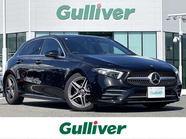メルセデス・ベンツ Ａ１８０ スタイル AMGライン 佐賀県 2020(令2)年 2万km コスモスブラック AMGライン/純正10.25インチナビゲーション/・AM/FM/BT//・Appple Car Play/Android Auto//・アラウンドビューモニター/パノラミックスライディングルーフ/純正前後ドライブレコーダー/USB入力端子/純正18インチアルミホイール/黒ハーフレザーシート/・パワーシート「運転席/助手席」/・シートヒーター「運転席/助手席」/シートキネティック機能/スマートキー/純正フロアマット/新車保証書/取扱説明書/スペアキー1本/メルセデスベンツインテリジェントドライブ/・アクティブブレーキアシスト（衝突被害軽減ブレーキ）/・アクティブディスタンスアシスト・ディストロニック/・アクティブステアリングアシスト/・アクティブレーンキーピングアシスト/・ブラインドスポットアシスト/・アクティブエマージェンシーストップアシスト/・アクティブパーキングアシスト（パークトロニック機能付）/・アテンションアシスト（注意力喚起機能）/・PRE-SAFE（衝突被害軽減システム）/・ヒルスタートアシスト/・マルチビームLEDヘッドライト